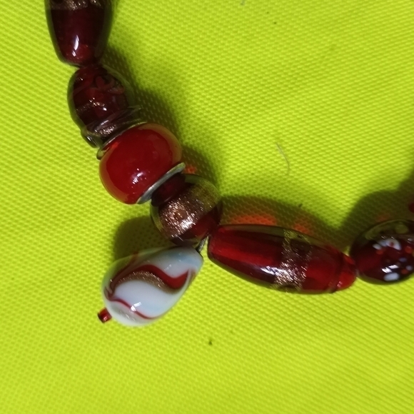 Goldtone red beaded toggle glass Bracelet - Picture 5 of 6